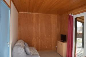 Llit o llits en una habitació de Camping - Village Vacances du Lac