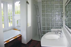 La salle de bains est pourvue d'une baignoire, de toilettes et d'un lavabo. dans l'établissement Le Clos des Pommiers, à Blainville-sur-Mer