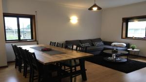 un soggiorno con un tavolo e un divano di Cocooning Appartement a Porto