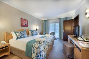 
Een bed of bedden in een kamer bij Xanadu Resort Hotel - High Class All Inclusive

