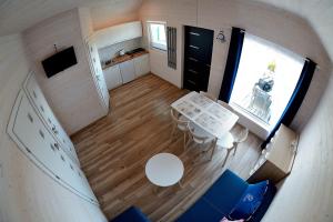 eine Aussicht über eine Küche und ein Wohnzimmer in einem winzigen Haus in der Unterkunft 10 w skali Beauforta in Rusinowo