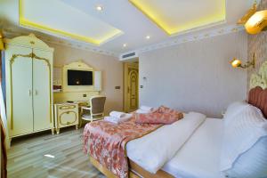 Postel nebo postele na pokoji v ubytování Nayla Palace Hotel-Special Category