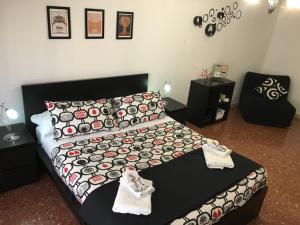 ローマにあるCasa Vacanze Kokoroma Ciproのベッドルーム1室(ベッド1台、白黒の掛け布団付)
