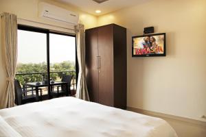 Μια τηλεόραση ή/και κέντρο ψυχαγωγίας στο Saburi Apartments Shirdi