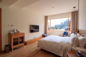 Hangzhou Moju Boutique Guesthouse at the West Lake客房内的一张或多张床位