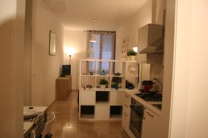 uma pequena cozinha com um fogão e uma janela em Casa Palladio em Vicenza