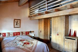 
a bedroom with a bed and a window at Le Chalet de Flore in Verbier
