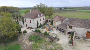 una vista aérea de una casa grande en un campo en Domaine Au Marchay, en Nojals-et-Clottes