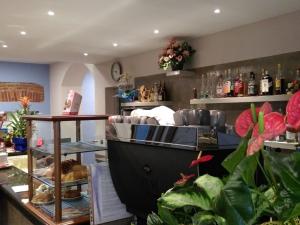 a room with a counter with plants in it at Roby Bar Affittacamere in Romentino