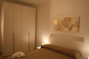 ヴィチェンツァにあるCasa Palladioのベッドルーム1室(ベッド1台付)が備わります。壁には絵画が飾られています。