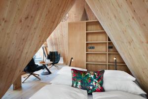 Postel nebo postele na pokoji v ubytování HochLeger - Chalet Refugium am Berg