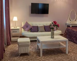 - un salon avec un canapé et une table dans l'établissement Dva Kryla Inn, à Yaroslavl