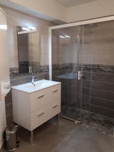 a bathroom with a sink and a shower at " B18 " T2-5p de standing au pied des pistes de Superdévoluy - "résidence Les Toits du Dévoluy" - Vue Magnifique - classé PMR in Le Dévoluy