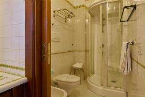 Koupelna v ubytování Hotel A Pinnata + 37 fotografií