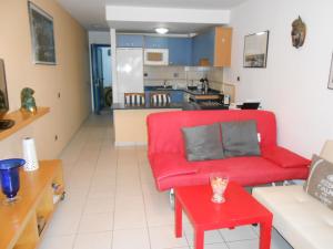 プラヤ・ブランカにあるLas Moreras Apartment 135のリビングルーム(赤いソファ、赤いテーブル付)