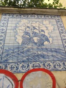 リスボンにあるAgulheiros - Alfama Center Districtの青白のタイルの壁