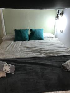 เตียงในห้องที่ NUEVO APARTAMENTO EN PRIMERA LÍNEA DE PLAYA