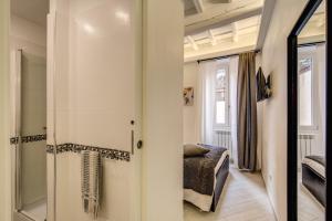 W pokoju znajduje się łazienka z przeszkloną kabiną prysznicową. w obiekcie Dimore Costaguti w Rzymie