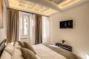 ローマにあるDimore Costagutiのベッドルーム(ベッド1台、窓付)