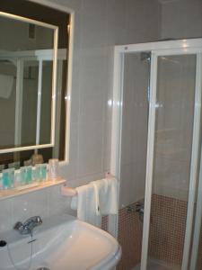 a bathroom with a white sink and a shower at Hotel Terraza Carmona in Vera