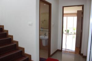 een badkamer met een wastafel, een toilet en een trap bij Uncle House Krabi in Krabi town