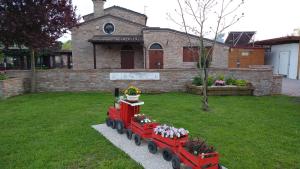 ein Spielzeugzug vor einem Haus in der Unterkunft Agriturismo Alla Strozza in Voghenza