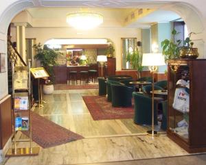 una hall con sedie e tavoli in un edificio di Hotel Milano a Trieste