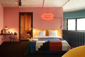 Een bed of bedden in een kamer bij The Social Hub Amsterdam City