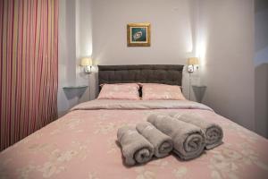 Postel nebo postele na pokoji v ubytování Paradise Apartment in Peiraiki