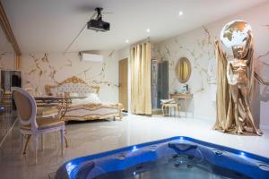 um quarto com uma banheira azul num quarto em Hacienda LA Demeure em Saint-Florent