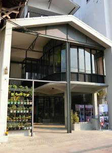 uma loja na frente de um edifício com muitas janelas em Bloom Boutique Hotel & Cafe em Vientiane