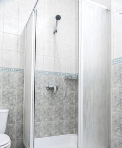 ワルシャワにあるAmicus Żoliborzのバスルーム(シャワー、トイレ付)