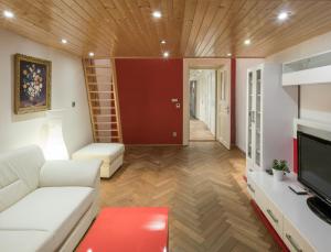 Televízia a/alebo spoločenská miestnosť v ubytovaní Mordecai 12 Apartments by Adrez