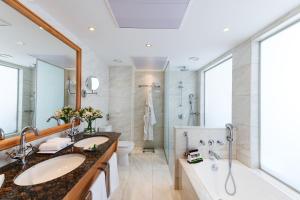 Koupelna v ubytování Constantinou Bros Athena Royal Beach Hotel
