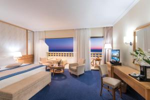 TV a/nebo společenská místnost v ubytování Constantinou Bros Athena Royal Beach Hotel