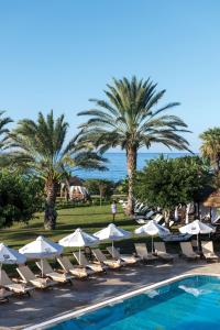 Bazén v ubytování Constantinou Bros Athena Royal Beach Hotel nebo v jeho okolí