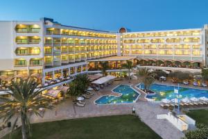 Bazén v ubytování Constantinou Bros Athena Royal Beach Hotel nebo v jeho okolí