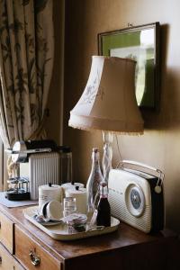 een tafel met een lamp en een radio erop bij Ballyvolane House in Fermoy
