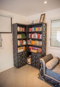 Le muguet في تنغير: رف كتاب مملوء بالكتب في غرفة