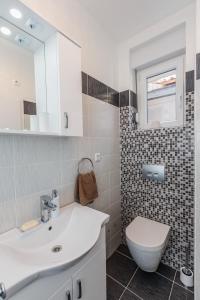 Bilik mandi di Apartmani Nikola