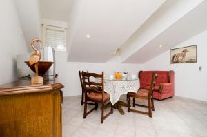 comedor con mesa y sillas en Apartment La Marina, en Dubrovnik