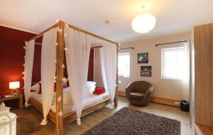 Una cama o camas en una habitación de Gästehaus-Fulda