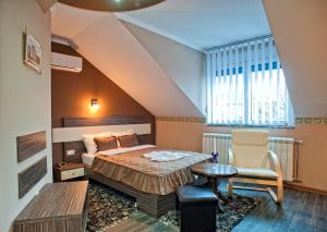 Ein Bett oder Betten in einem Zimmer der Unterkunft Garni Hotel Lama