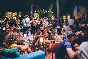 فندق كاسا بوناي في برشلونة: زحمة ناس جالسين في مطعم