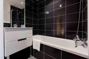 Phòng tắm tại Hôtel AKENA Nantes Orvault - Ouest +23 ảnh