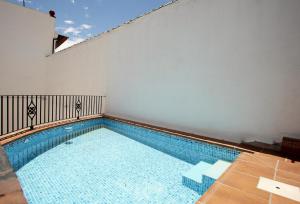 basen w środku budynku w obiekcie Holiday House Tenorio w mieście Ronda