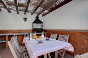 jadalnia ze stołem i krzesłami w obiekcie Holiday House Tenorio w mieście Ronda