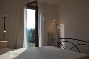 ガルツィニャーノにあるGarden Venice Hills apartmentのベッドルーム1室(ベッド1台、大きな窓付)