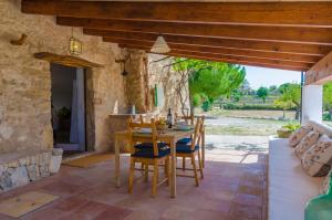 una sala da pranzo con tavolo e sedie su un patio di Sa Rota (Den Joan Porrerenc) a Montuiri