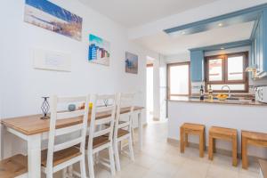 a kitchen and dining room with a table and chairs at Marina D'Or IV Casa 5 in Cala d´Or